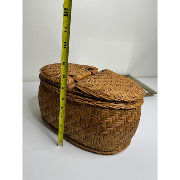 Beautiful Vintage Divided Wicker basket with leather hinges , Cottagecore - Picture 8 of 8